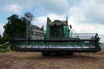 =das Schneidwerk 625 R (Schnittbreite 7,50m) des John Deere 9880i, August 2016