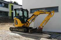 =Komatsu PC 30 steht an der Silberbachschule in Taunusstein im August 2016