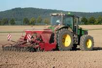 =John Deere 7260 R mit Horsch-Sämaschine bei der Feldbestellung in Fulda-Bernhards im August 2016