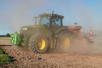 =John Deere 7260 R bei der Feldbestellung in Fulda-Bernhards im August 2016