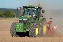 =John Deere 7260 R bei der Feldbestellung in Fulda-Bernhards im August 2016
