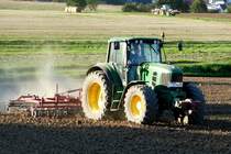 =John Deere bei der Feldbearbeitung in 36100 Petersberg-Marbach im August 2016