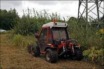 Mharbeiten in Hohenlimburg: Fleissig mht der Kollege mit der Reform die Grnflchen in der Anschlusstelle Hagen-Hohenlimburg. (30.09.2008)