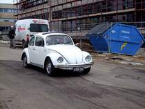 VW-K�fer mit dem noch alten schwarzem Kennzeichen wird von einer �lteren Dame gelenkt; 081128