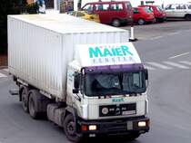 MAN-TGA33.440 am Weg zu einer Baustelle mit einer Ladung Fenster; 081128