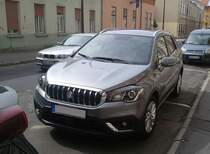 Suzuki S-Cross Facelift. Dadurch ist er nicht schöner geworden, hat aber 2 neue Turbomotoren und ein neues Infotainmentsystem mit einem serienmäßigen 7 zoller Touchscreen (auch als basis-Ausstattung) bekommen. Aufnahmedatum: 19.09.2016