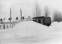 Winter 78/79 Tatra 813 der NVA beim Durchbrechen von Schneeverwehungen in Vorpommern.Einsatzort ist die B96 bei Burow.