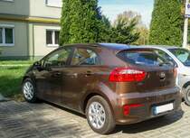 Bronz-brauner Kia Rio III, Rückansicht. Aufnahmedatum: 28-09-2016.