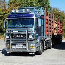 =MAN - Holztransporter rastet im September 2016 auf dem Autohof Fulda-Nord.