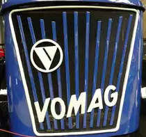 =Frontgrill des Vomag (vogtländische Maschinenfabrik Plauen) 4,5 LHG, 100 PS, gesehen im sächsischen Nutzfahrzeugmuseum in Hartmannsdorf im Juli 2016