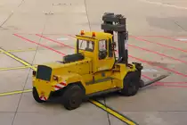 Schwerer Gabelstapler auf dem Flughafen Düsseldorf, 23.9.2014