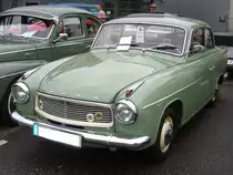 Hansa 1100 Limousine. 1958 - 1961. Als Goliath 1100 kam dieser Wagen bereits 1957 auf den Markt. Der Name Hansa sollte von den, aus dem gleichen Haus stammenden Dreiradlieferwagen, ablenken. Der wassergekühlte, 4-Zylinderboxermotor hat einen Hubraum von 1093 cm³ und leistet 1961, dem Baujahr des abgelichteten Fahrzeugs, 55 PS. Herbstfest an der Düsseldorfer Classic Remise am 02.10.2016.