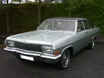 Opel Diplomat A. 1964 - 1968. Während die darunter agierenden Modelle Kapitän und Admiral als Grundmotorisierung immer mit einem 6-Zylinderreihenmotor ausgerüstet waren, hatte das Spitzenmodell Diplomat immer einen V8-motor von Chevrolet. Wahlweise gab es folgende Motorisierungen: V8-motor mit 4638 cm³ und 190 PS oder 5354 cm³ mit 230 PS. Herbstfest an der Düsseldorfer Classic Remise am 02.10.2016.