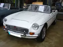 MG C Roadster. 1967 - 1969. Der MG C war die 6-Zylinderversion des MG B, der schon seit 1962 vom Band lief. Der 6-Zylinderreihenmotor hat ein Hubraum von 2912 cm³ und leistet 145 PS. Herbstfest an der Düsseldorfer Classic Remise am 02.10.2016.
Ich habe das Foto in die Rubrik MG B eingeordnet.