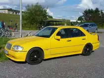 Dafür bin ich extra vom Seedeich herab gestiegen: 
Gelber Mercedes 190E in Cuxhaven, 10.9.2015