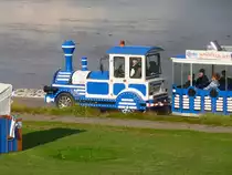 Vom Seedeich gese(e)hen: Die  Lok  des  STS Fun Train  in Cuxhaven, 10.9.2015