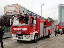 Feuerwehr Maintal IVECO/Magirus DLK 23/12 (Florian Maintal 1-30-1) am 01.10.16 bei der Jugendfeuerwehr Maintal Abschlussübung auf dem Gelände der Kelterei Höhl KG