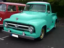 Ford F 100 des Modelljahres 1956. Im Jahr 1956 war der F 100 mit zwei Motorisierungen und zwei verschiedenen Radständen (110 und 118 inch) lieferbar. Lieferbar war ein 6-Zylinderreihenmotor mit 133 PS oder ein V8-motor mit 4785 cm³ Hubraum und 167 PS. Herbstfest an der Düsseldorfer Classic Remise am 02.10.2016.