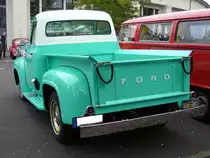 Heckansicht eines Ford F 100 des Modelljahres 1956. Herbstfest an der Düsseldorfer Classic Remise am 02.10.2016.