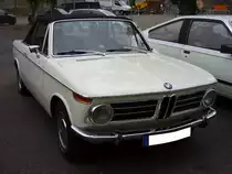 BMW 1600 Baur-Cabriolet. 1967 - 1971. Während der fünfjährigen Produktionszeit setzte BMW 1682 Fahrzeuge dieses Typs ab. Bei seiner Markteinführung kostete ein solches 1600´er Cabriolet DM 11980,00. Dafür bekam man ein wendiges, excluvises Cabriolet. Der
4-Zylinderreihenmotor hat einen Hubraum von 1573 cm³ und leistet 85 PS. Die Höchstgeschwindigkeit liegt bei 162 km/h. Oldtimertreffen an der Düsseldorfer Classic Remise am 02.10.2016.