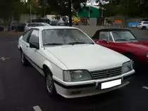 Opel Monza A2. 1983 - 1986. Der A2 ist ein leicht facegelifteter A1, der bereits 1978 vorgestellt wurde. Lieferbar war der A2 mit einem 4-Zylinderreihenmotor mit einem Hubraum von 1979 cm³ und 110 PS, sowie zwei 6-Zylinderreihenmotoren mit 2490 cm³ Hubraum und 136 PS und 2968 cm³ Hubraum und 180 PS. Der abgelichtete Monza A2 ist mit mit dem 2.5l Motor ausgerüstet. Herbstfest an der Düsseldorfer Classic Remise am 02.10.2016.