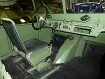 =Innenansicht des P 2 M - Geländewagens, Bj. 1956, 2407 ccm, 65 PS, gesehen im sächsischen Nutzfahrzeugmuseum in Hartmannsdorf im Juli 2016
