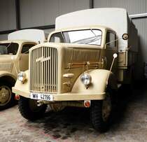 =Opel Blitz mit Planenaufbau, gesehen im sächsischen Nutzfahrzeugmuseum in Hartmannsdorf im Juli 2016