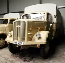 =Opel Blitz mit Planenaufbau, gesehen im sächsischen Nutzfahrzeugmuseum in Hartmannsdorf im Juli 2016