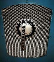 =Logo des Pomßen-Schlepper DFZ 632, Bj. 1966, 30 PS gesehen im sächsischen Nutzfahrzeugmuseum in Hartmannsdorf im Juli 2016