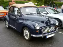 Morris Minor 1000 Convertible. 1956 - 1971. Als Minor MM wurde der englische  Volkswagen  im September 1948 vorgestellt. 1952 bekam dieses Modell sein erstes Facelift und nannte sich von da an Morris Minor Series II. Nach den Werksferien 1956 hieß der Wagen dann Minor 1000. Er wurde als Limousine, Traveller genannte Kombi, Cabriolimousine (wie abgelichtet) und als Kastenlieferwagen angeboten. Von 1956 - 1962 leistete der 4-Zylinderreihenmotor 38 PS aus 948 cm³ Hubraum. Ab 1963 wurde der Hubraum auf 1098 cm³ aufgebohrt und der Wagen leistete ab dann 48 PS. Herbstfest an der Düsseldorfer Classic Remise am 02.10.2016.