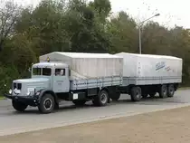 Büssing 4500 A als Teilnehmer der 15. Deutschlandfahrt für historische Nutzfahrzeuge beim Zwischenstopp in Trier am 05.09.2016 (Produktionszeitraum 1941 bis 1947 in 7.500 Exemplaren. Dieses Exemplar ist Baujahr 1943, 105 PS, Höchstgeschwindigkeit 72 km/h, Länge der Zugmaschine 8,00 m, Höhe der Zugmaschine 3,60 m bei einem Leergewicht von 11.000 kg und einem Gesamtgewicht von 13.500 kg. Der Anhänger hat eine Länge 9,10 m und eine Höhe von 3,80 m bei einem Leergewicht von 8.00 kg und einem Gesamtgewicht von 16.000 kg.)