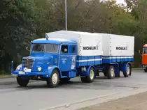 Büssing 6000 als Teilnehmer der 15. Deutschlandfahrt für historische Nutzfahrzeuge beim Zwischenstopp in Trier am 05.09.2016 (Produktionszeitraum 1952 bis 1956 in ca. 3.200 Exemplaren. Dieses Exemplar ist Baujahr 1955, 120 PS, Höchstgeschwindigkeit 72 km/h, Länge der Zugmaschine 8,70 m, Höhe der Zugmaschine 3,20 m bei einem Leergewicht von 10.500 kg und einem Gesamtgewicht von 12.500 kg. Der Anhänger hat eine Länge 6,30 m und eine Höhe von 3,20 m bei einem Leergewicht von 3.200 kg und einem Gesamtgewicht von 10.000 kg.)