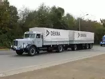 Büssing 8000 als Teilnehmer der 15. Deutschlandfahrt für historische Nutzfahrzeuge beim Zwischenstopp in Trier am 05.09.2016 (Produktionszeitraum 1950 bis 1957 in 2.860 Exemplaren. Dieses Exemplar ist Baujahr 1953, 180 PS, Höchstgeschwindigkeit 65 km/h, Länge der Zugmaschine 9,50 m, Höhe der Zugmaschine 3,60 m bei einem Leergewicht von 8.100 kg und einem Gesamtgewicht von 16.000 kg. Der Anhänger hat eine Länge 8,30 m und eine Höhe von 3,60 m bei einem Leergewicht von 6.000 kg und einem Gesamtgewicht von 22.000 kg.)