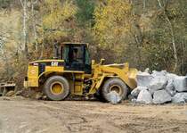 Cat 938 P beim Aufnehmen von  Steinchen  fr die Uferbefestigung an der Steinbachtalsperre - 19.11.2008