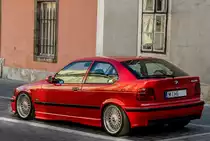 Anspruchsvoll getunerter BMW 3 Compact (Rückansicht), gesehen in der Burgviertel von Budapest am 28.08.2016.