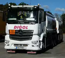 =MB Antos als Hängerzug für Kraftstofftransporte steht im Oktober 2016 auf dem Autohof Fulda-Nord