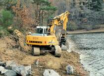 Liebherr 904 Schaufelbagger beim Einsatz zur Uferbefestigung an der Steinbachtalsperre. 