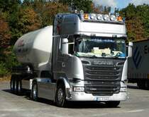 =Scania R520 als Transporter für einen Silosattel der Firma  KSG  steht im Oktober 2016 auf dem Autohof Fulda-Nord. Dem netten Fahrer allzeit  Gute Fahrt .