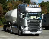 =Scania R520 als Transporter für einen Silosattel der Firma  KSG  steht im Oktober 2016 auf dem Autohof Fulda-Nord. Dem netten Fahrer allzeit  Gute Fahrt .