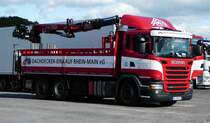 =Scania G360 mit Fassi -Ladekran steht im Oktober 2016 auf dem Autohof Fulda-Nord