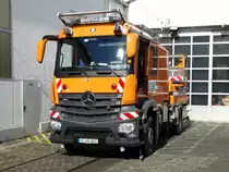 VGF Mercedes Benz Arocs Oberleitungswagen mit ZAGRO Zweiwege Einheit am 05.10.16 in Frankfurt am Main Eckenheim von einen Gehweg aus fotografiert