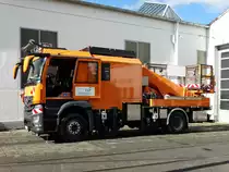 VGF Mercedes Benz Arocs Oberleitungswagen mit ZAGRO Zweiwege Einheit am 05.10.16 in Frankfurt am Main Eckenheim von einen Gehweg aus fotografiert