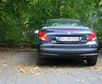 Ein Peugeot CC 207 steht auf dem Parkplatz von der Parzival-Schule-Aachen. 
Am Nachmittag vom 5.10.2016. 