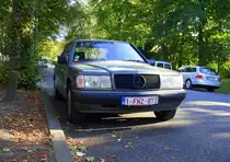 Ein Mercedes-Benz steht an der Aachener-und-Münchener-Allee.
Am Nachmittag vom 5.10.2016.
