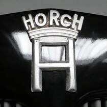 =Kühleremblem eines Horch H3, gesehen im sächsischen Nutzfahrzeugmuseum in Hartmannsdorf im Juli 2016