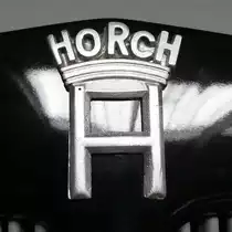 =Kühleremblem eines Horch H3, gesehen im sächsischen Nutzfahrzeugmuseum in Hartmannsdorf im Juli 2016