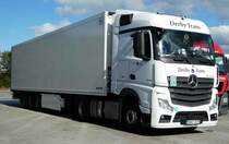 =MB Actros von Derby Trans rastet im Oktober 2016 auf dem Autohof Fulda Nord