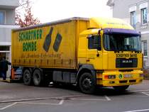 MAN_??? eines Getr�nkeHerstellers beim Zustellen von  Bombigen-Getr�nken  bei einem Getr�nkemarkt in Ried i.I.; 081205