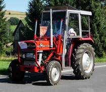 =MF 133 rollt im Festzug beim Pferdsdorfer Oldtimertag im August 2016