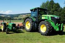 =John Deere 7er Serie und Baureihe 200 im Größenvergleich, gesehen beim John Deere - Lanz - Treffen im Kirchheim am See im August 2016